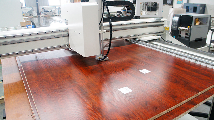 Naudodamas EXCITECH CNC apdirbimo centro įrangą su karuselės įrankių žurnalu, Henan-DAESHIN sukūrė DASHIN HOME DESIGN FACTORY, kuri buvo apdovanota kaip nacionalinis pažangios gamybos bandomasis projektas.