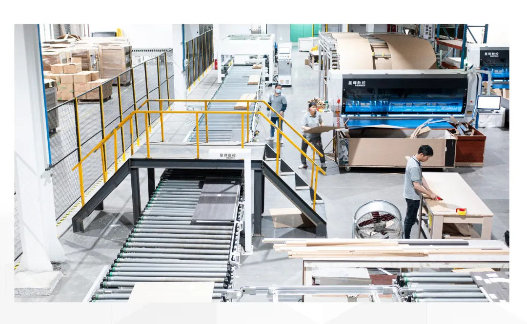 Optimizuotas medinių baldų pakavimo sprendimas: pristatykite EXCITECH EC2300 didelio našumo gofruoto popieriaus pjaustytuvą.